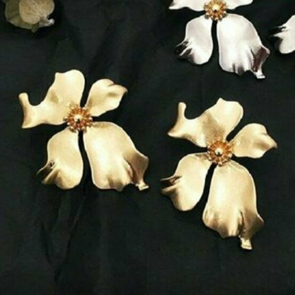 Sale✨ Gold Flower Earrings - Picture 3 of 3